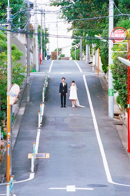 生まれ育った街に立つ新郎新婦｜結婚式カメラマンディスカバリー撮影