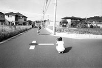 家族写真　近くの道路で