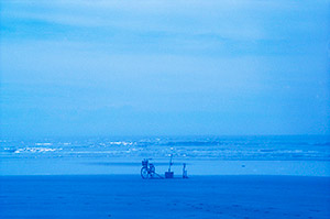 九十九里浜　自転車　青い写真