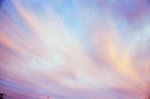 エアーブラシで描いたような虹色の雲