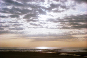 九十九里浜　雲間から覗く陽の光