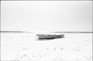 九十九里浜　打ち上げられた船の雪景色