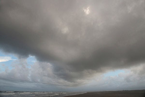 九十九里浜　細長い灰色の雲の下