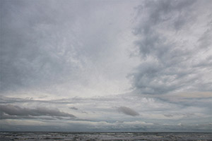 九十九里浜　水墨画のような曇り空