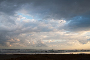 九十九里浜　曇り空と青空が混ざる風景