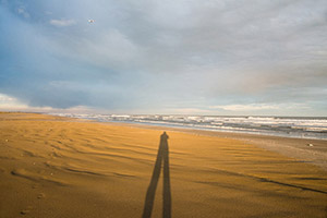 九十九里浜　夕日の影の自分の写真