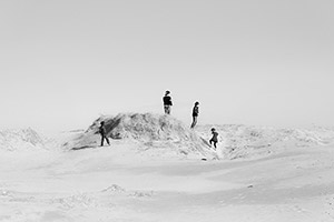 九十九里浜　砂丘で遊ぶ子供達