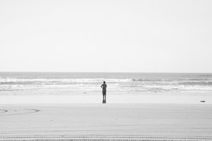 九十九里浜　浜辺で釣りをする人
