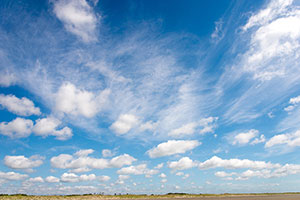 九十九里浜　小さな雲が青空にたくさん広がる風景
