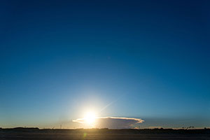 原子爆弾が落ちように見える雲と太陽