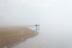 九十九里浜　霧の中に居るサーファーカップル