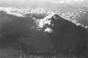 富士山　上空から見るまだら模様の富士