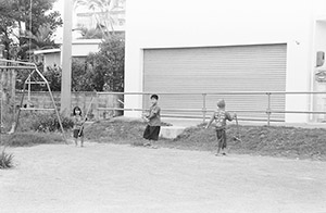 沖縄　裸足で遊ぶ子供達