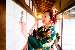 東金市八鶴亭の銀杏館二階　スマートフォンで自撮りをする女性　成人式の前撮り撮影