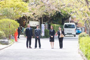 東金市八鶴亭の銀杏館の座敷に座り遊ぶ姉妹　入学記念写真