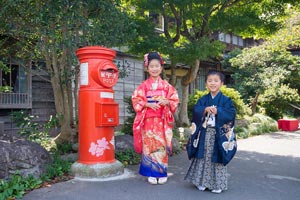 東金市　八鶴亭玄関前で家族写真　成人式のお祝い