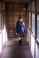 東金市八鶴亭の渡り廊下に立つ少女　入学記念写真
