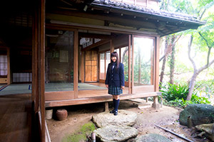 東金市八鶴亭の銀杏館中庭に立つ少女　遠景　入学記念写真