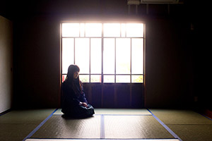 東金市八鶴亭の銀杏館の座敷に座る少女　入学記念写真