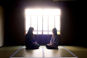 東金市八鶴亭の銀杏館の座敷に座る姉妹　入学記念写真