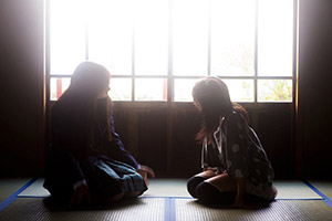 東金市八鶴亭の銀杏館の座敷に座り遊ぶ姉妹　入学記念写真
