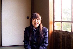 東金市八鶴亭の銀杏館の窓際で笑顔の少女２　入学記念写真